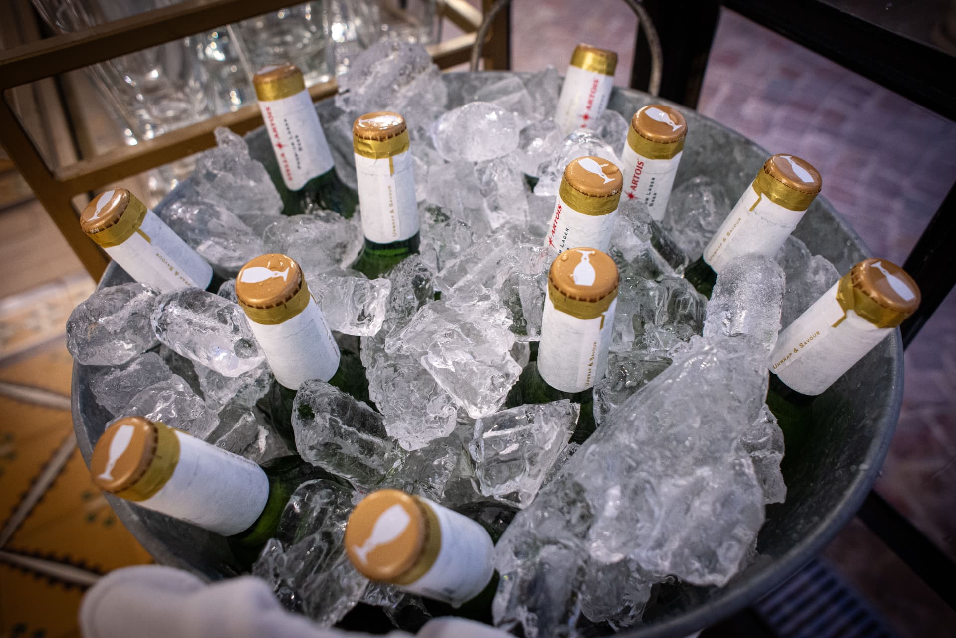 Bebidas frías en fuentón con hielo