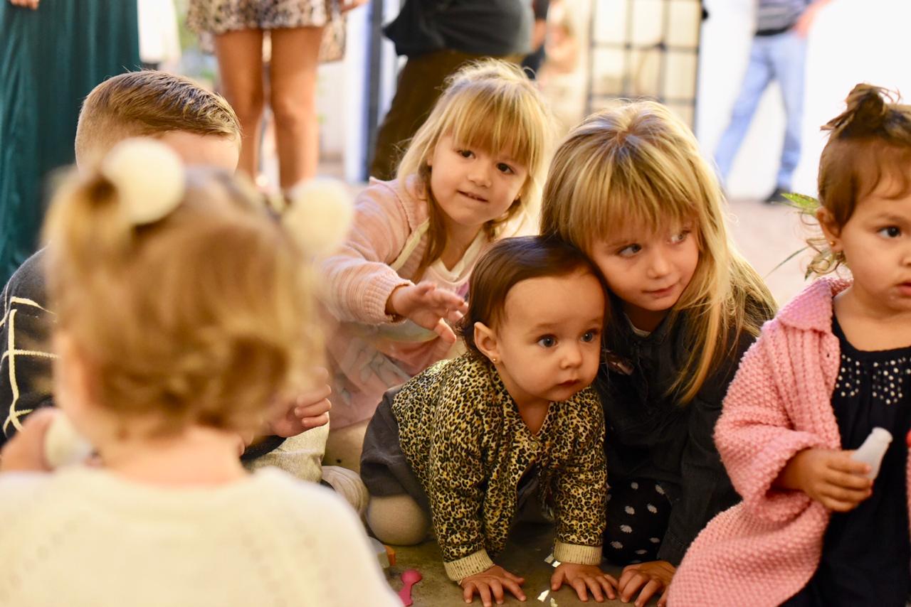 Chicos jugando en el salón durante el festejo