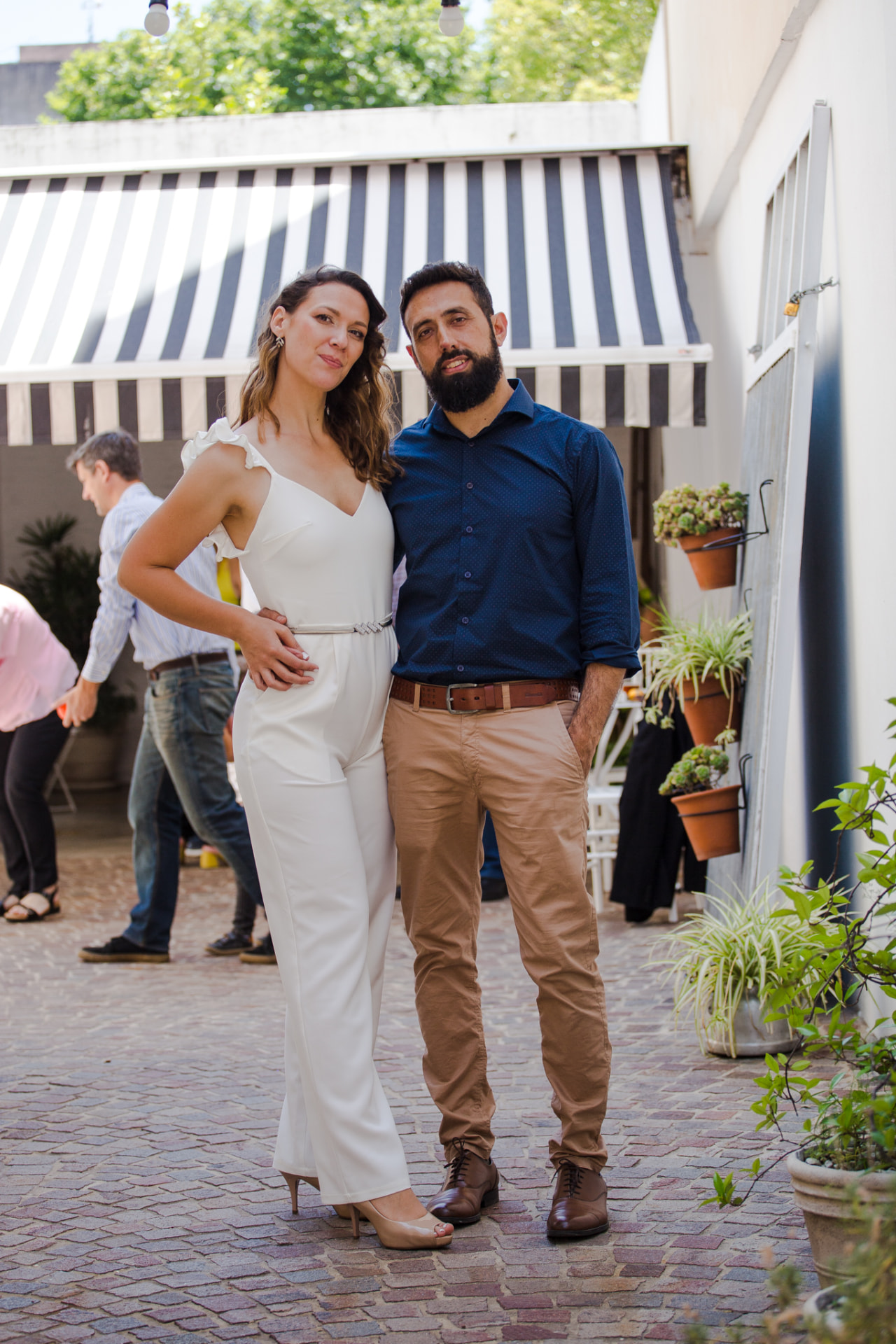 Pareja posando en el patio empedrado durante un civil