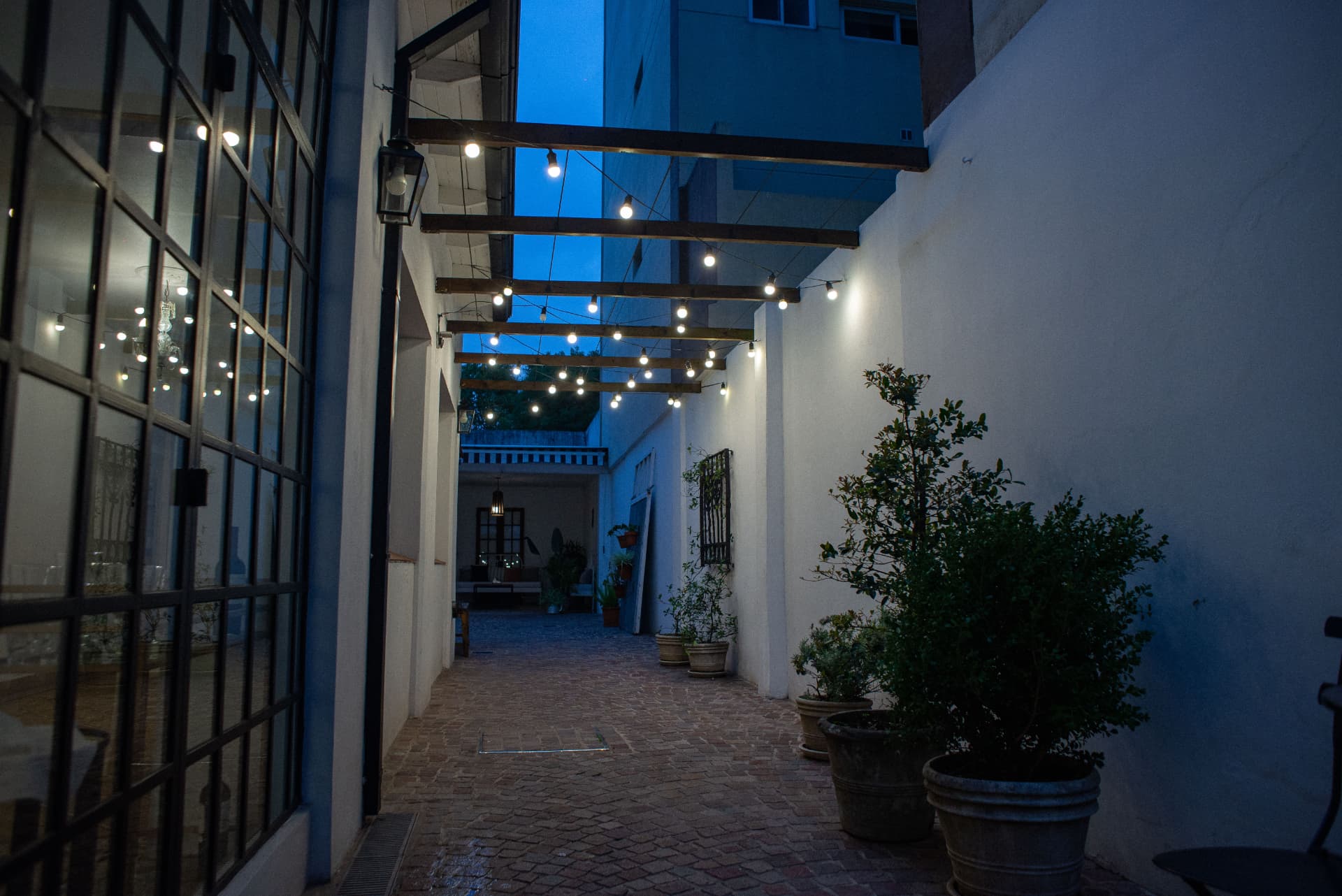 Galería exterior iluminada al atardecer