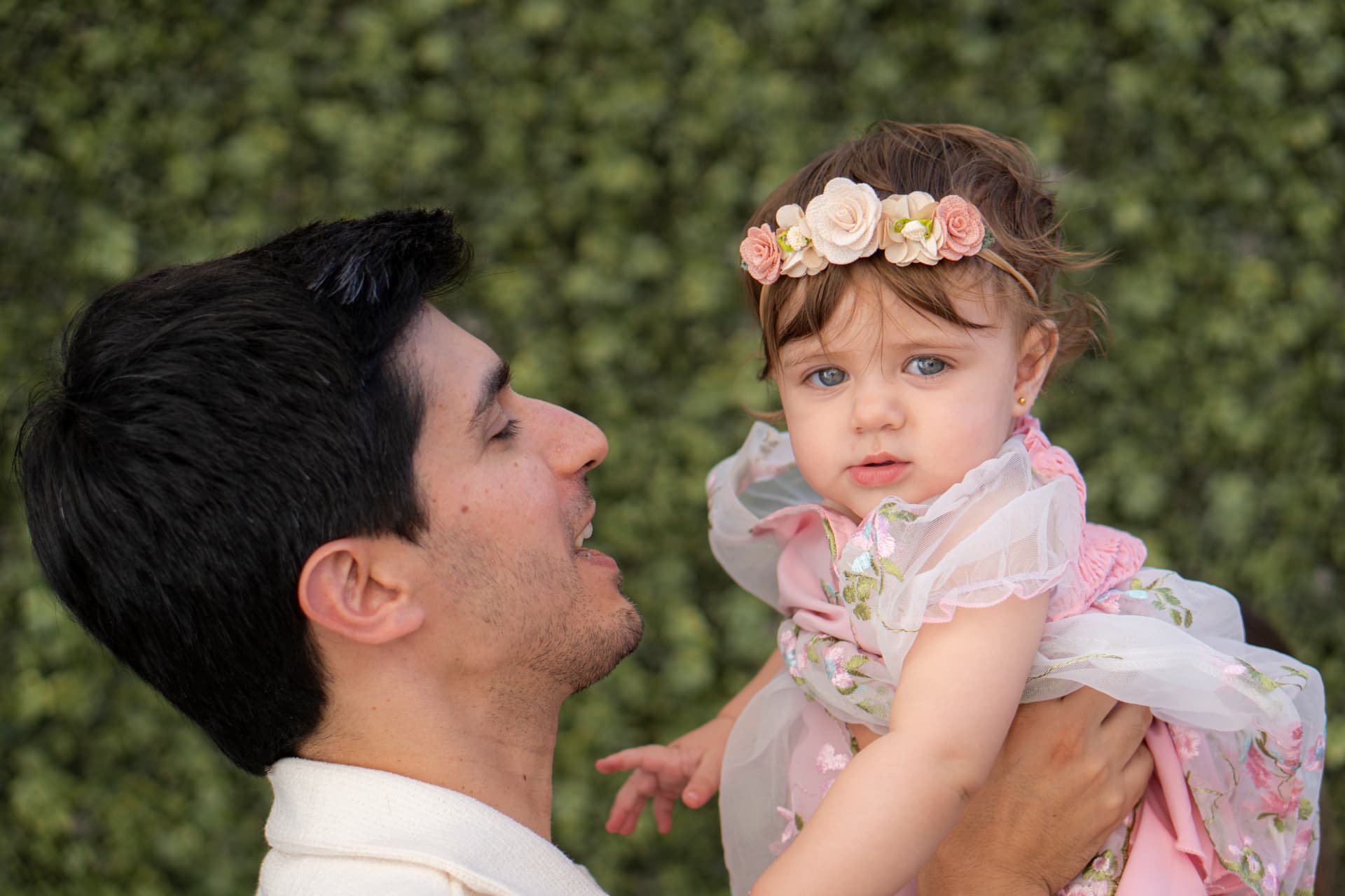 Papá y bebé en el patio verde