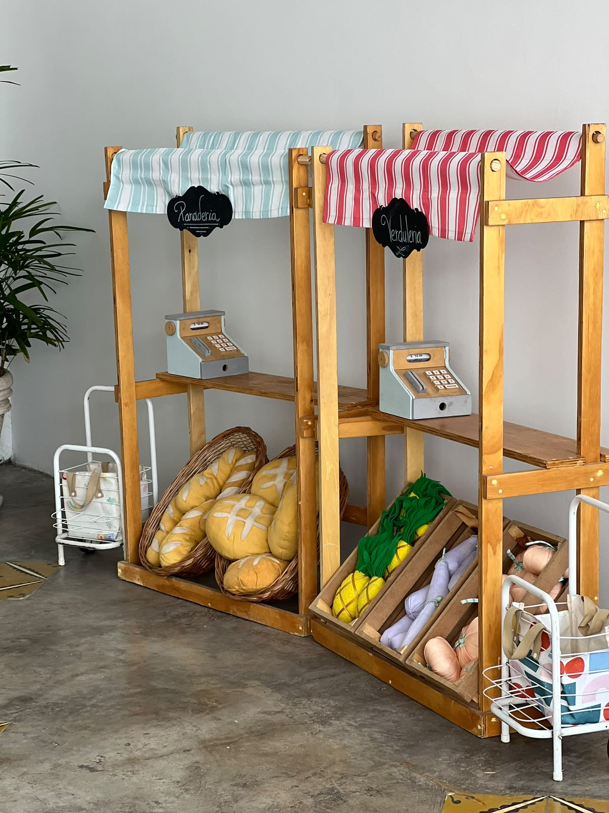 Plaza blanda con juegos de madera para los más chicos