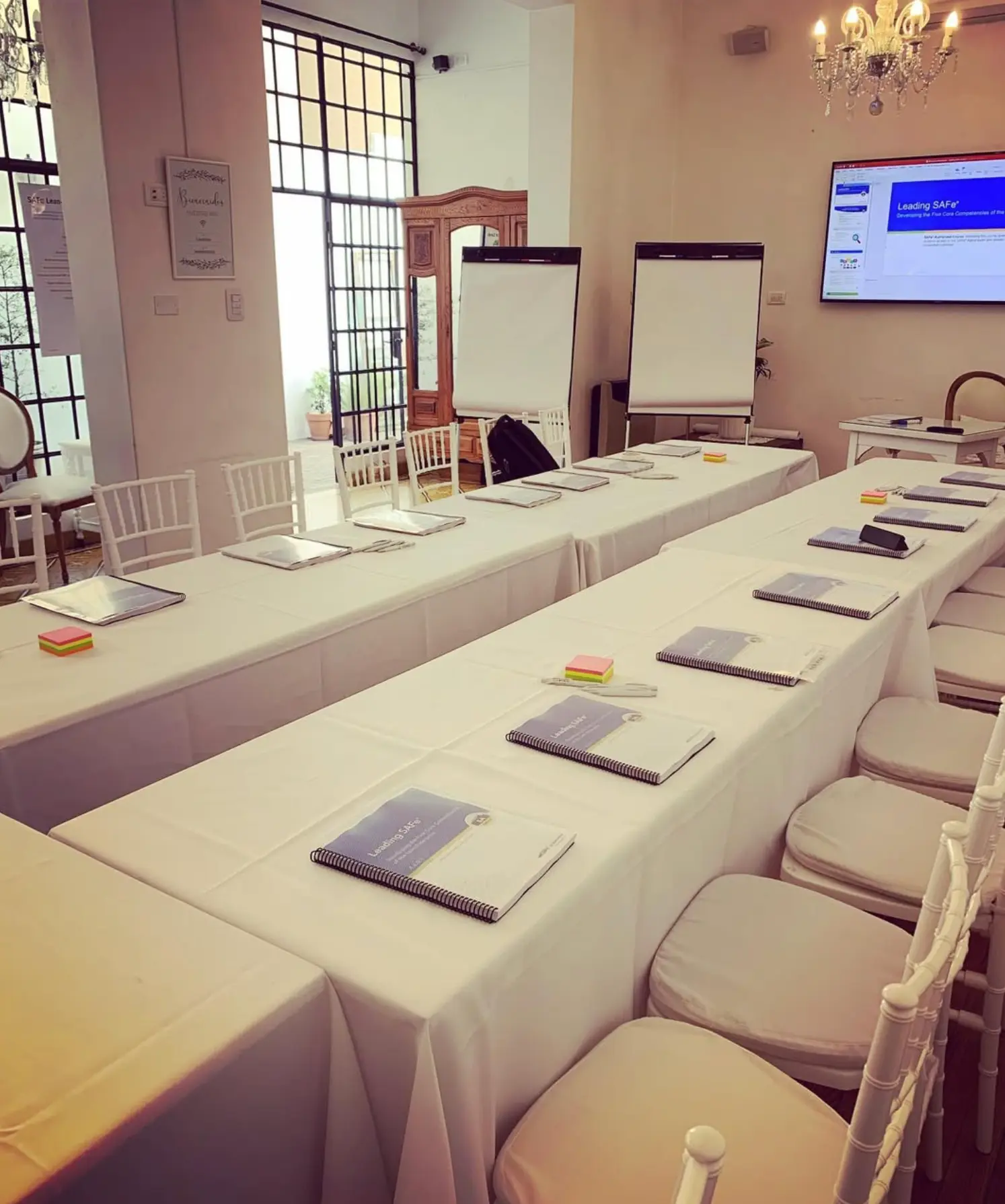 Salón montado en formato capacitación con pantalla y rotafolios