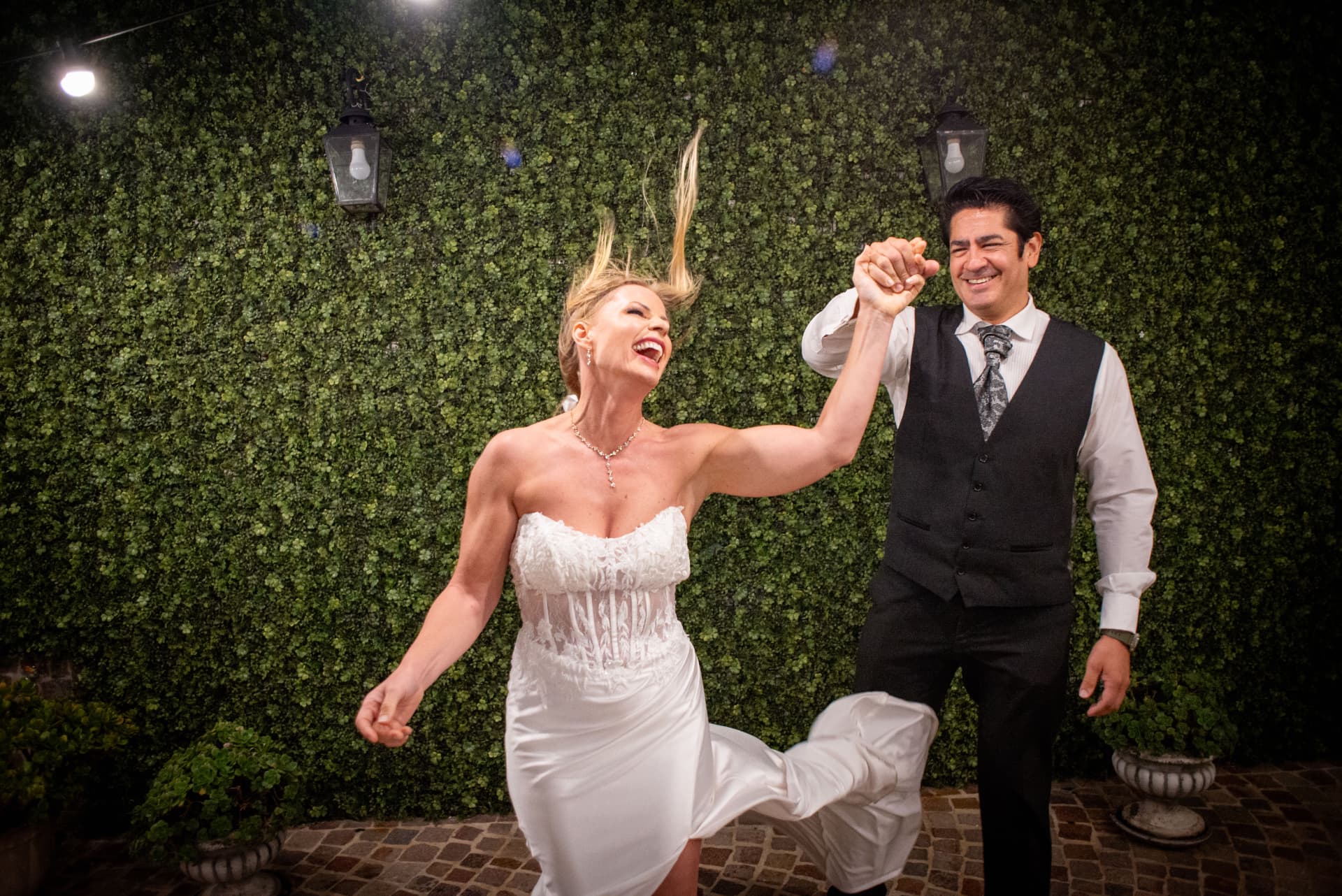Novia girando y riendo durante el baile en el patio