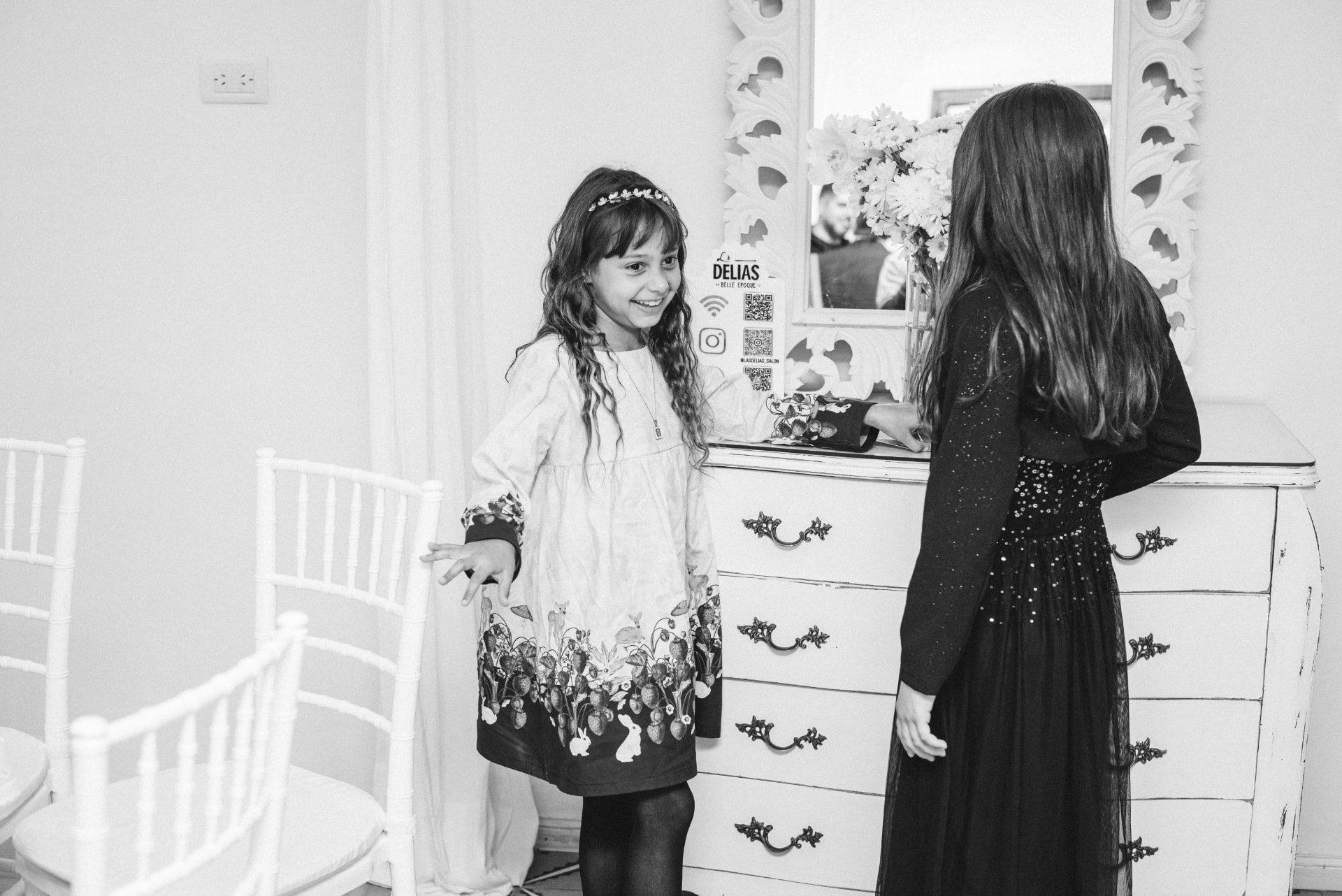Niñas jugando frente al espejo del salón