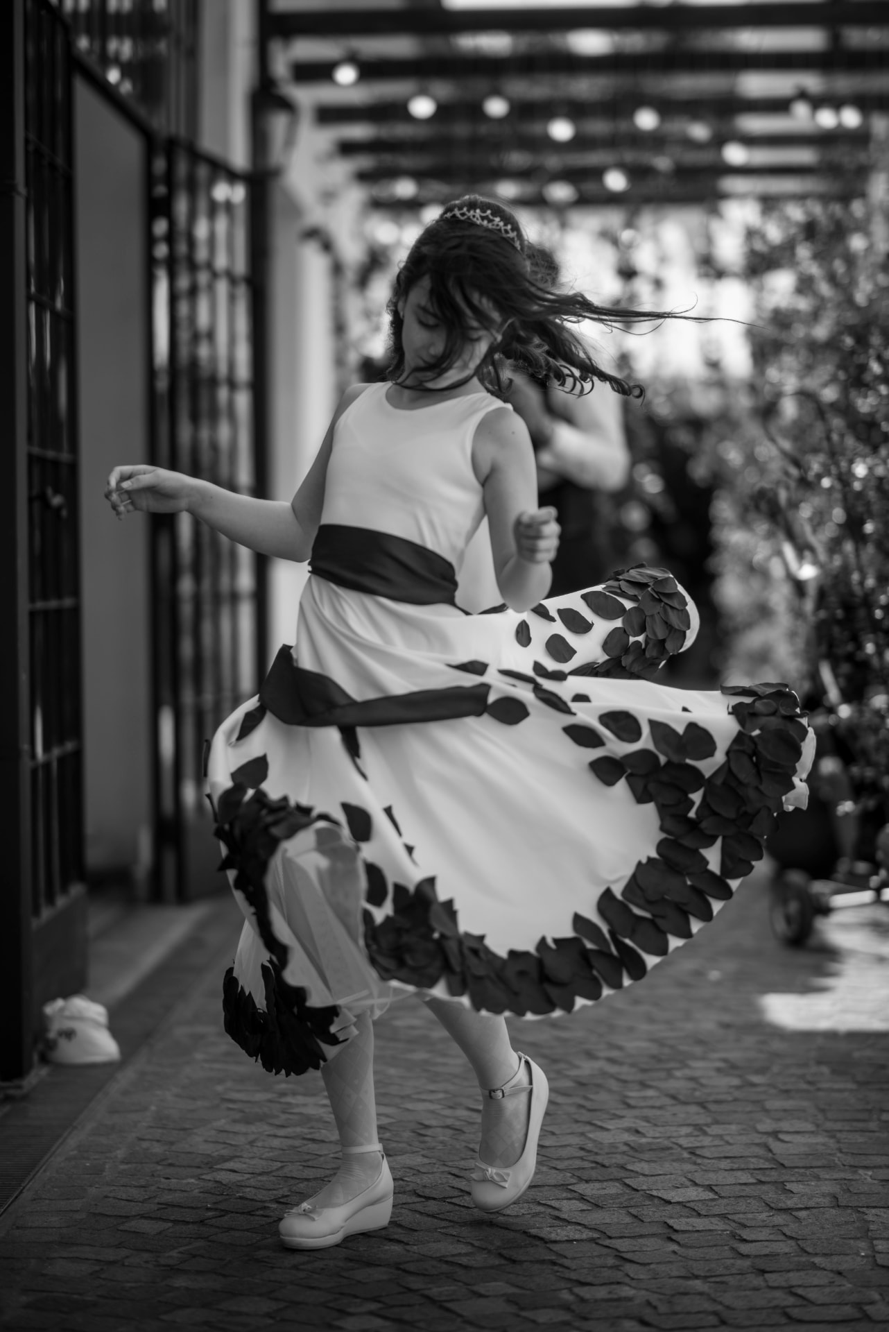 Niña girando con su vestido en el pasillo del salón