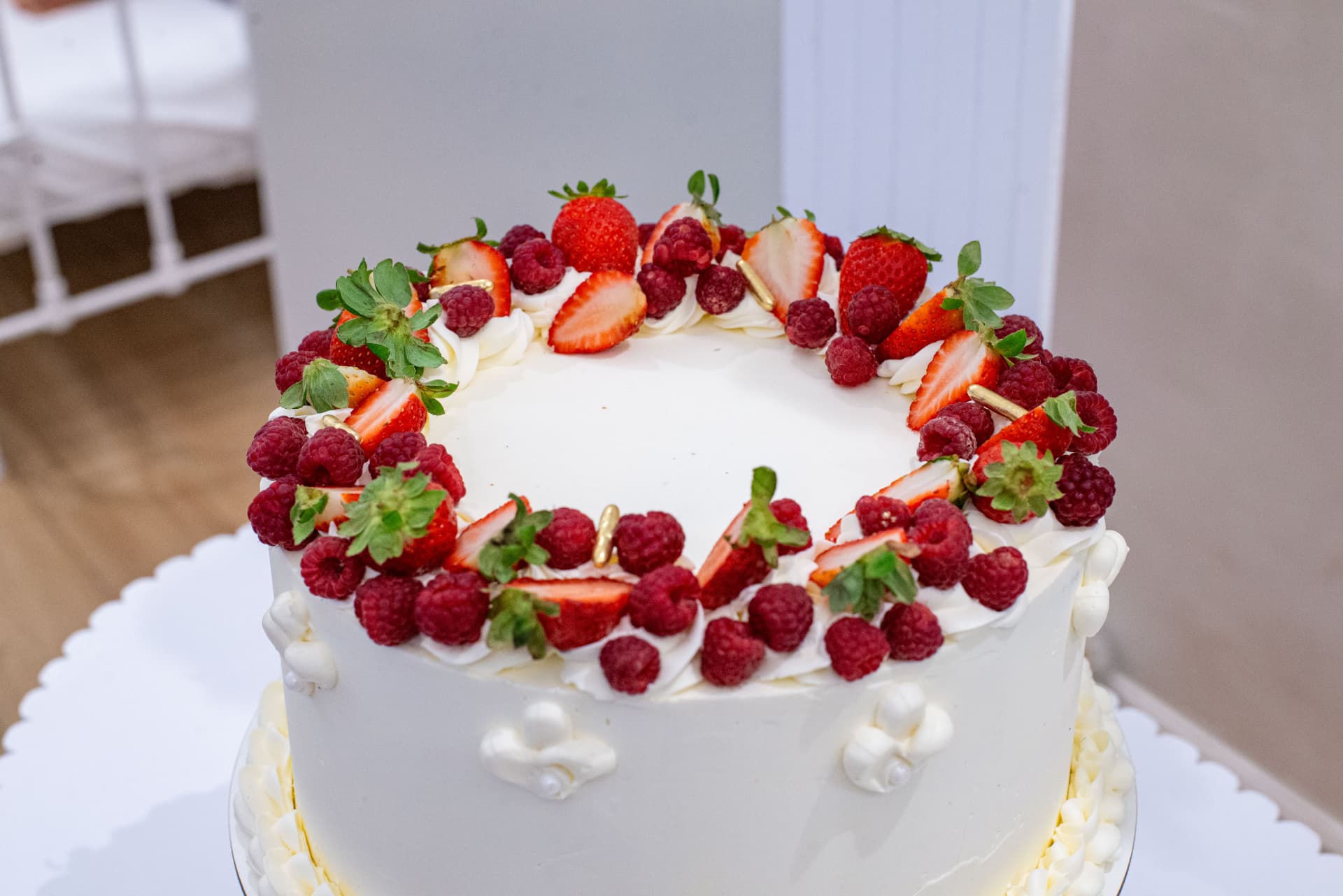 Torta de crema decorada con frutos rojos