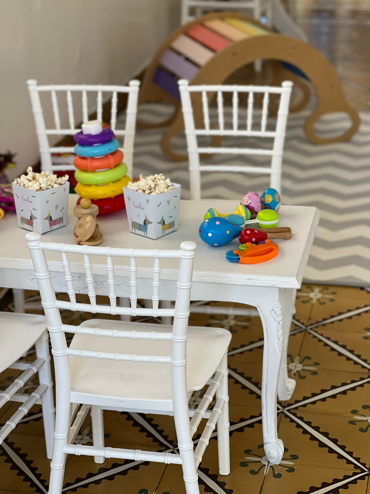 Mesa infantil con sillas Tiffany blancas y juguetes