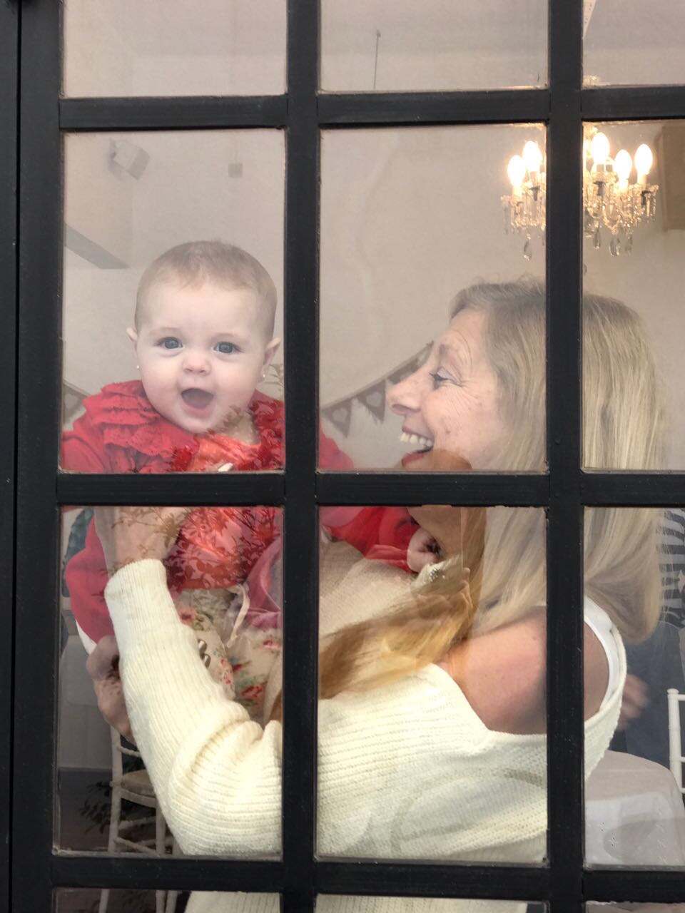 Abuela y bebé compartiendo el momento