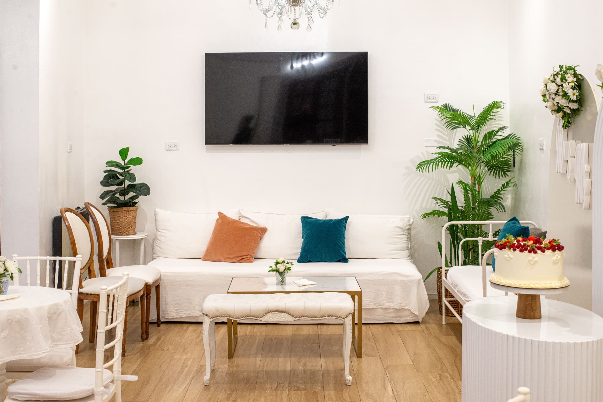 Living interior con sofá blanco y plantas