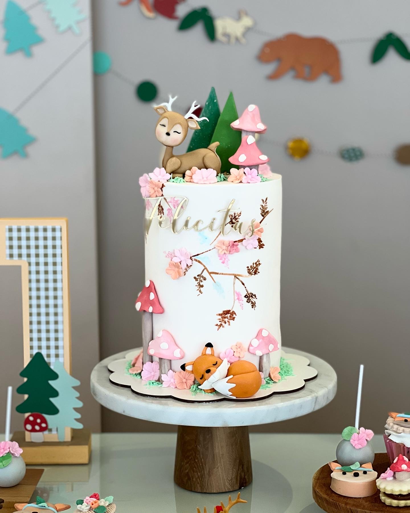Torta temática de bosque encantado