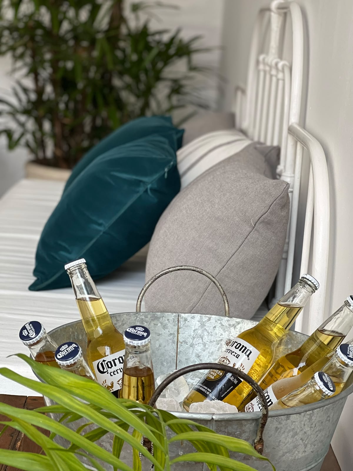 Fuentón con cervezas frías sobre el living del patio