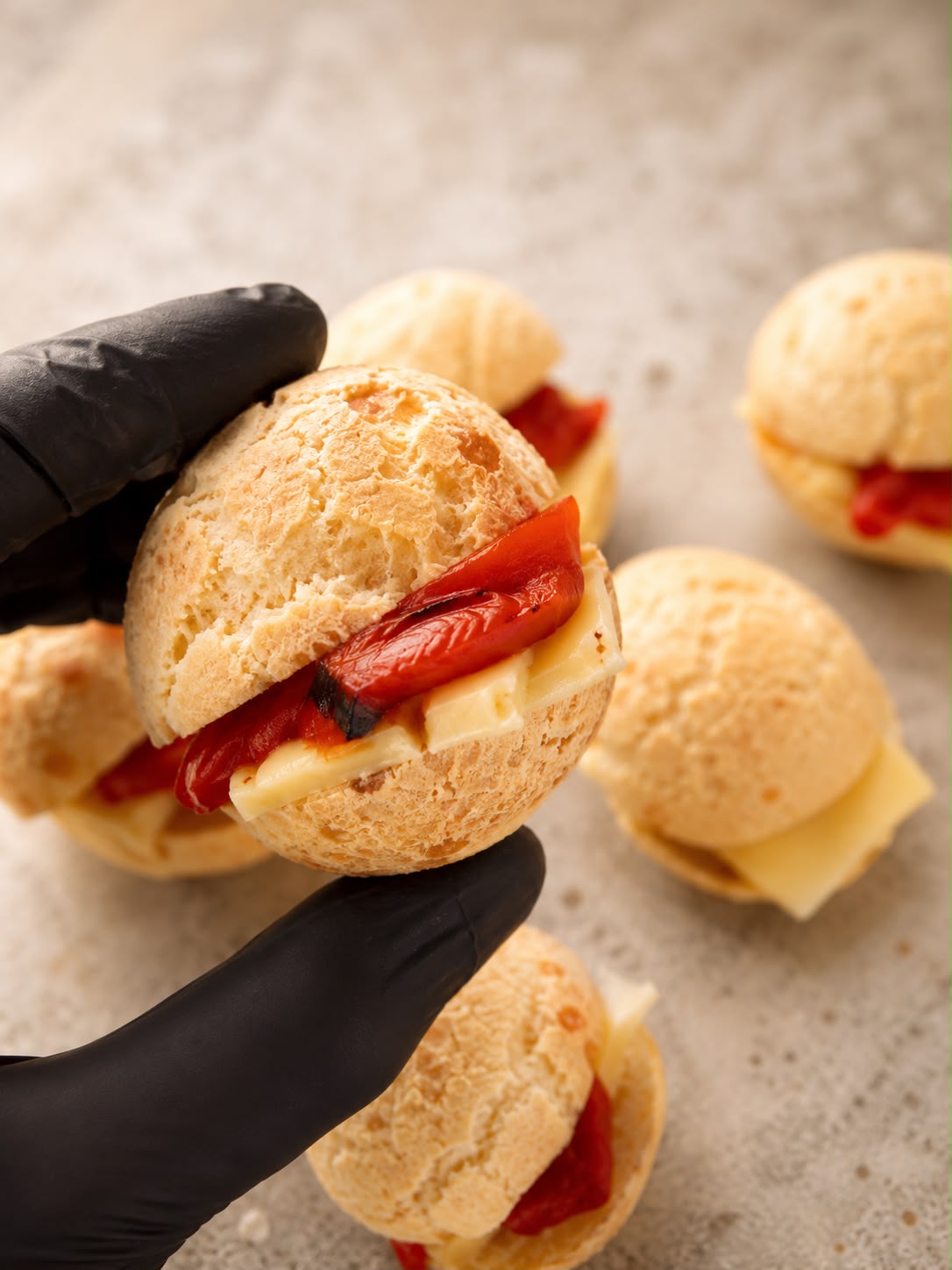 Chipa con Brie y Crudo