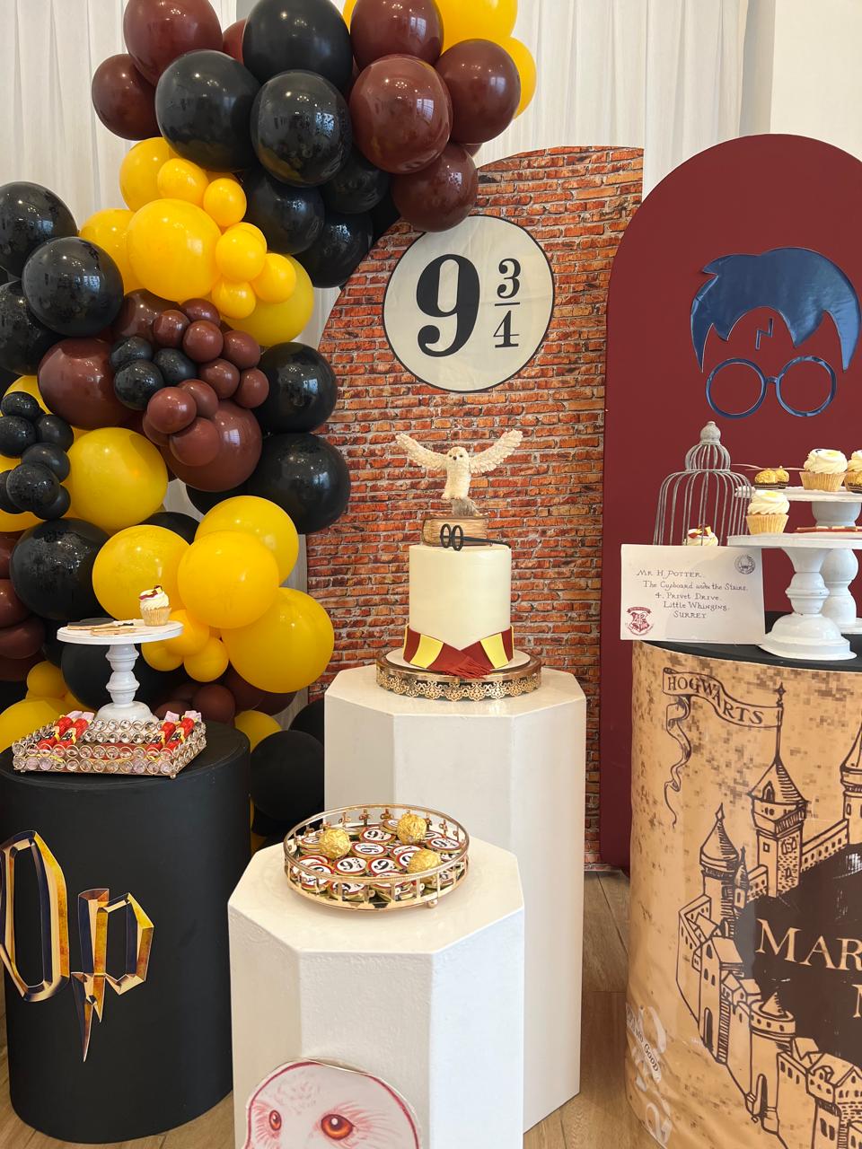 Ambientación temática con globos y mesa dulce